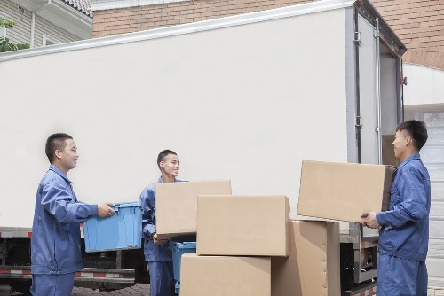 Removal van loading safely with protective equipment and team coordination